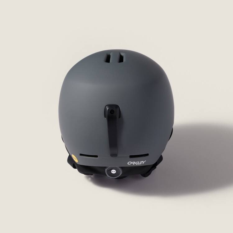 ミュウミュウ × オークリー、革新的スノーギアを発売──限定ゴーグル＆ヘルメットがラインアップ