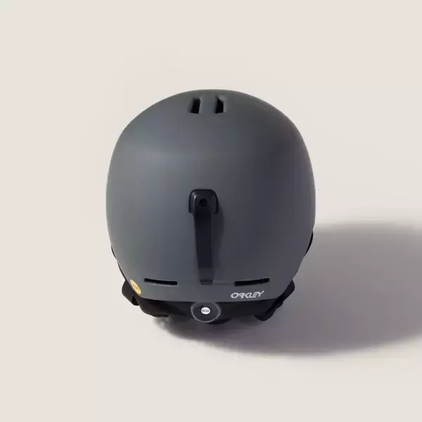 「ミュウミュウ × オークリー、革新的スノーギアを発売──限定ゴーグル＆ヘルメットがラインアップ」の画像