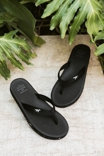 メゾン キツネ、Indosoleとのコラボレーションを発表。“サステナビリティを履く”新たなサマーサンダル