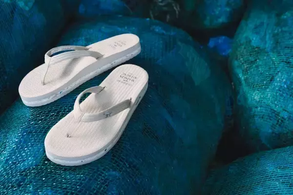 「メゾン キツネ、Indosoleとのコラボレーションを発表。“サステナビリティを履く”新たなサマーサンダル」の画像