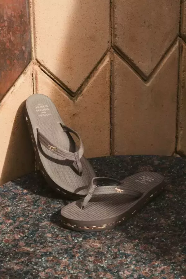 「メゾン キツネ、Indosoleとのコラボレーションを発表。“サステナビリティを履く”新たなサマーサンダル」の画像