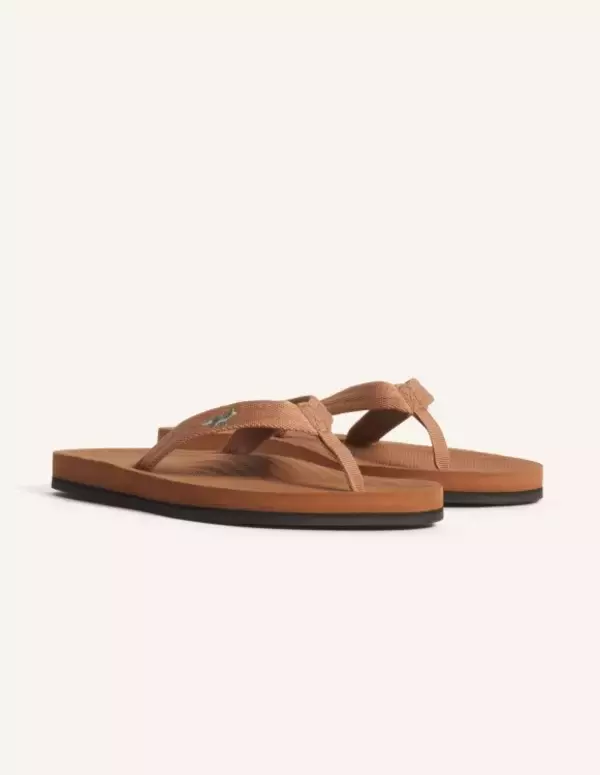 「メゾン キツネ、Indosoleとのコラボレーションを発表。“サステナビリティを履く”新たなサマーサンダル」の画像