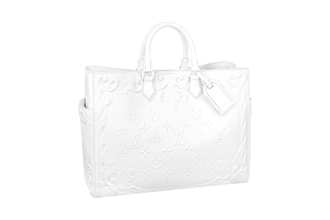 ルイ・ヴィトンからデボス加工を施したカーフレザーで仕立てた新作バッグが登場。18世紀のシャトーを彩るモールディングからインスパイア