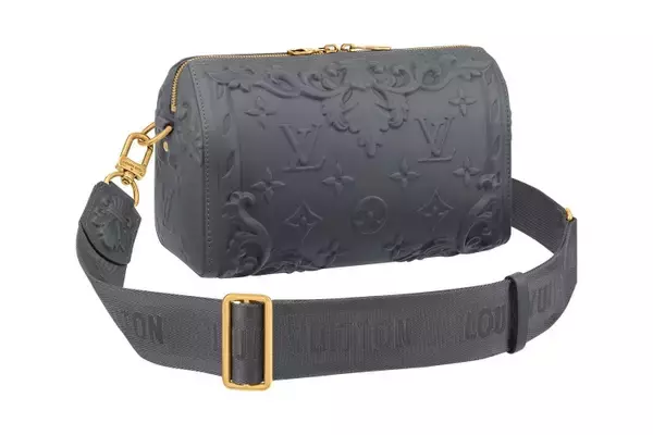 「ルイ・ヴィトンからデボス加工を施したカーフレザーで仕立てた新作バッグが登場。18世紀のシャトーを彩るモールディングからインスパイア」の画像