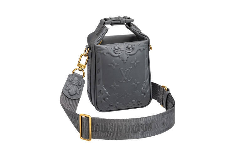 ルイ・ヴィトンからデボス加工を施したカーフレザーで仕立てた新作バッグが登場。18世紀のシャトーを彩るモールディングからインスパイア