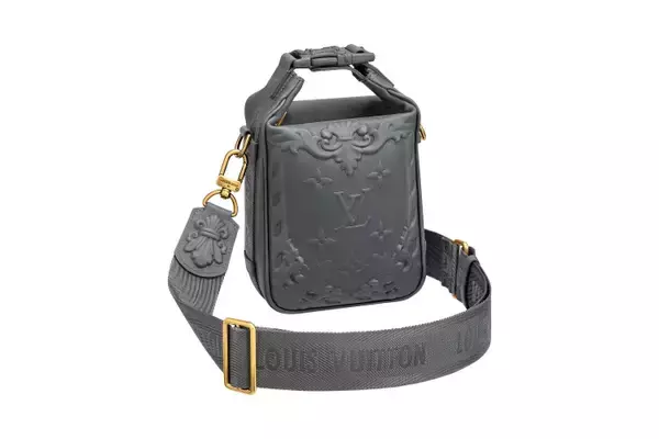 「ルイ・ヴィトンからデボス加工を施したカーフレザーで仕立てた新作バッグが登場。18世紀のシャトーを彩るモールディングからインスパイア」の画像