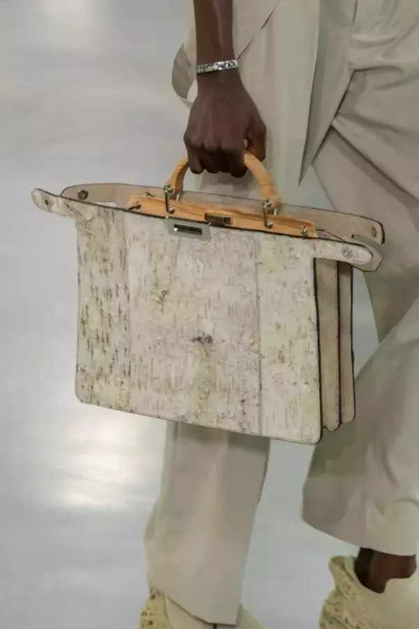 「フェンディが2024年春夏メンズコレクションで隈研吾とのアーキテクチュラルアクセサリーを発表」の画像