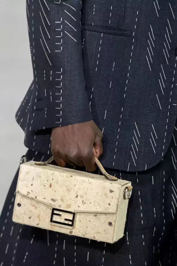 「フェンディが2024年春夏メンズコレクションで隈研吾とのアーキテクチュラルアクセサリーを発表」の画像