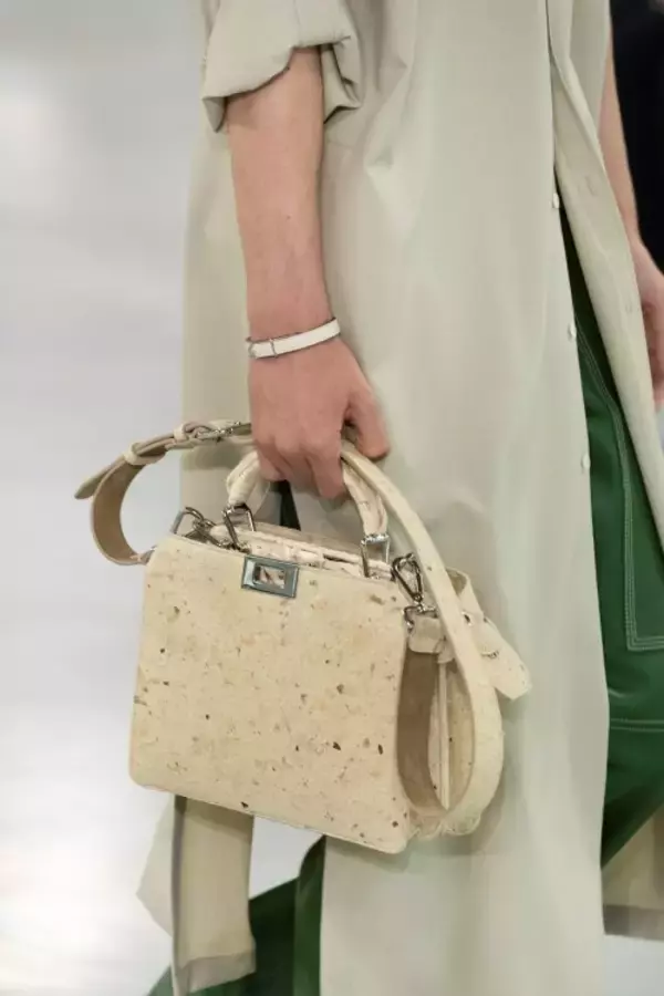 「フェンディが2024年春夏メンズコレクションで隈研吾とのアーキテクチュラルアクセサリーを発表」の画像