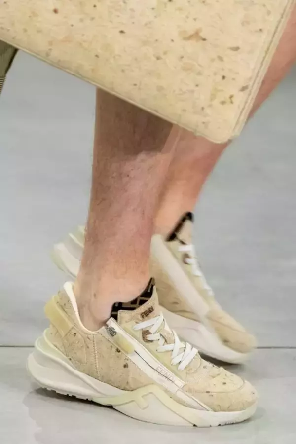 「フェンディが2024年春夏メンズコレクションで隈研吾とのアーキテクチュラルアクセサリーを発表」の画像