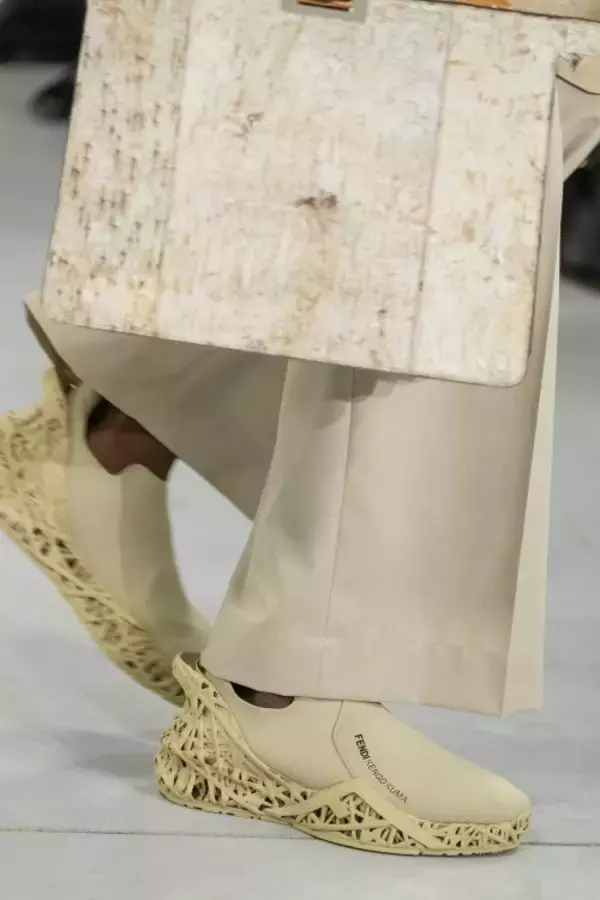 「フェンディが2024年春夏メンズコレクションで隈研吾とのアーキテクチュラルアクセサリーを発表」の画像