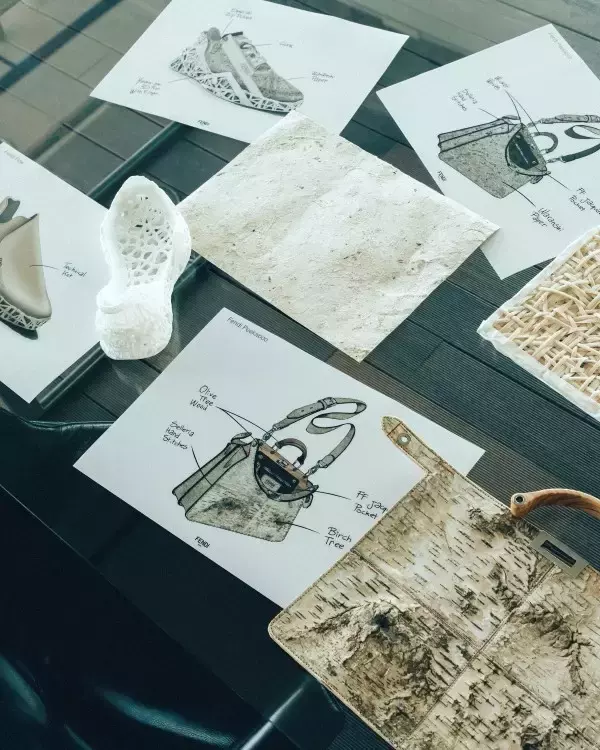 「フェンディが2024年春夏メンズコレクションで隈研吾とのアーキテクチュラルアクセサリーを発表」の画像