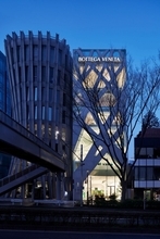 光を織る、建築を編む──ボッテガ・ヴェネタ 表参道5周年、三嶋りつ惠「Weaving Light」開催