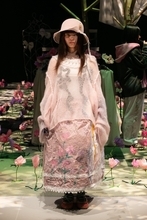 yushokobayashi 2026年秋冬コレクション「Void」──“死”と“喪失”を、儚く優しい幻想として描くランウェイ