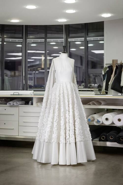 ルイ・ヴィトンのドレスを纏ったイギリスの女優 ジェンマ・チャンが第76回カンヌ国際映画祭に出席