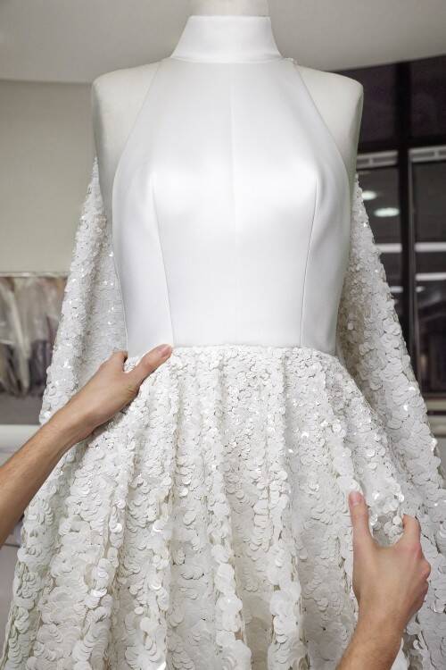 ルイ・ヴィトンのドレスを纏ったイギリスの女優 ジェンマ・チャンが第76回カンヌ国際映画祭に出席