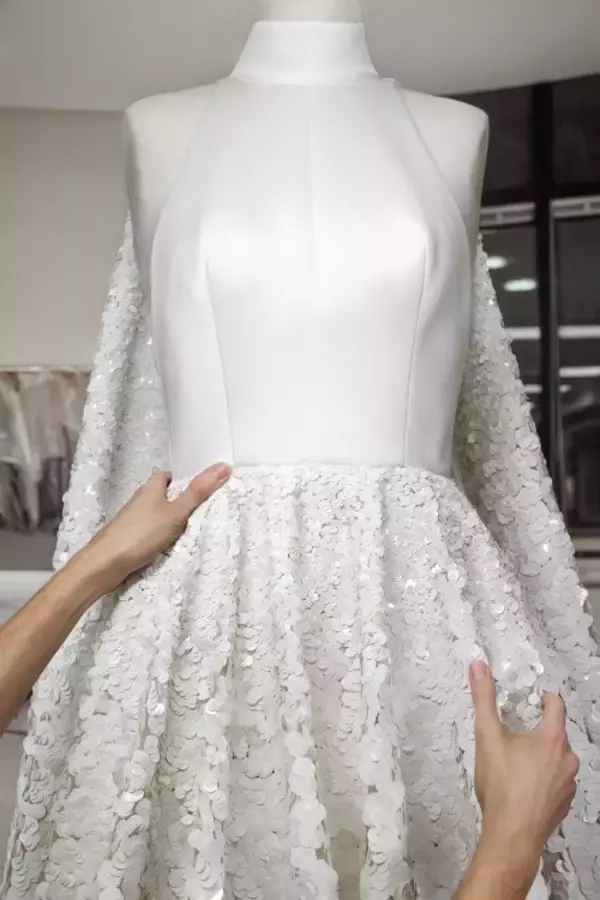 「ルイ・ヴィトンのドレスを纏ったイギリスの女優 ジェンマ・チャンが第76回カンヌ国際映画祭に出席」の画像