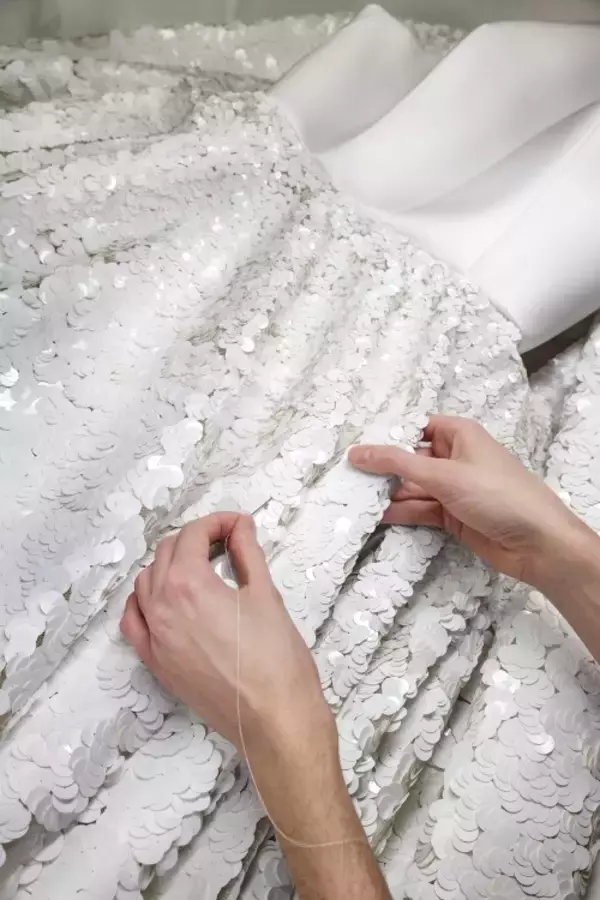 「ルイ・ヴィトンのドレスを纏ったイギリスの女優 ジェンマ・チャンが第76回カンヌ国際映画祭に出席」の画像