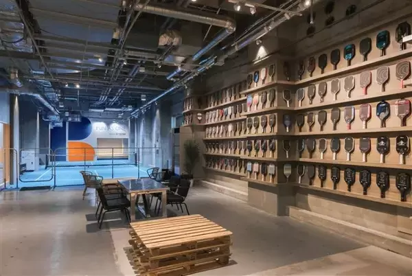 「競技と日常のあいだに生まれる、新しいスポーツ。日本でも広がり始めた「ピックルボール」という選択肢」の画像