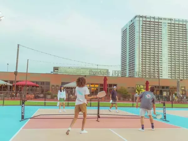 「競技と日常のあいだに生まれる、新しいスポーツ。日本でも広がり始めた「ピックルボール」という選択肢」の画像