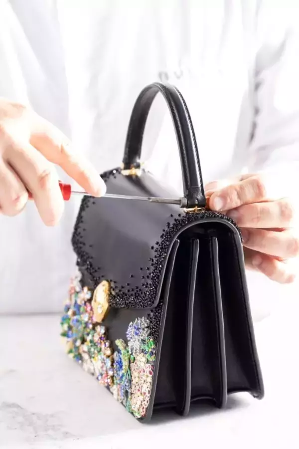 「ブルガリがメアリー・カトランズとコラボ! 自然が織りなす世界をアイコンバッグにジュエリーモチーフで表現」の画像