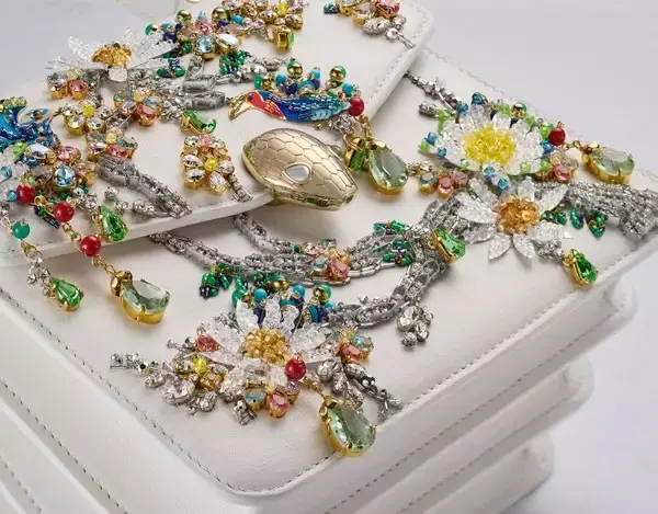 「ブルガリがメアリー・カトランズとコラボ! 自然が織りなす世界をアイコンバッグにジュエリーモチーフで表現」の画像