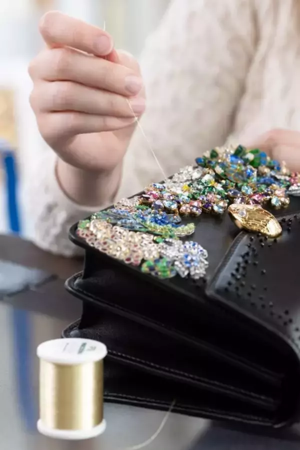 「ブルガリがメアリー・カトランズとコラボ! 自然が織りなす世界をアイコンバッグにジュエリーモチーフで表現」の画像