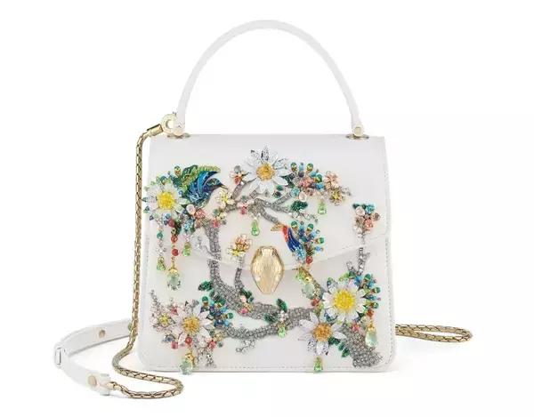 「ブルガリがメアリー・カトランズとコラボ! 自然が織りなす世界をアイコンバッグにジュエリーモチーフで表現」の画像