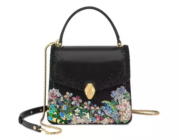 「ブルガリがメアリー・カトランズとコラボ! 自然が織りなす世界をアイコンバッグにジュエリーモチーフで表現」の画像