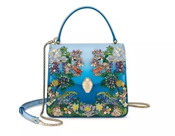 「ブルガリがメアリー・カトランズとコラボ! 自然が織りなす世界をアイコンバッグにジュエリーモチーフで表現」の画像