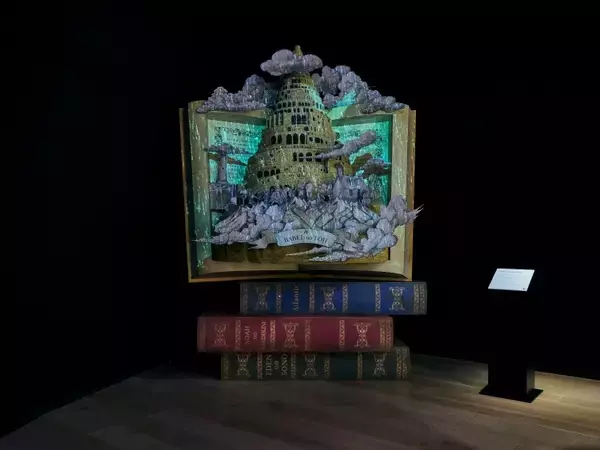 「Mrs. GREEN APPLEの10年を辿る“創造の旅”。 大森元貴の内なる世界へ誘う展覧会『Wonder Museum』が開幕」の画像