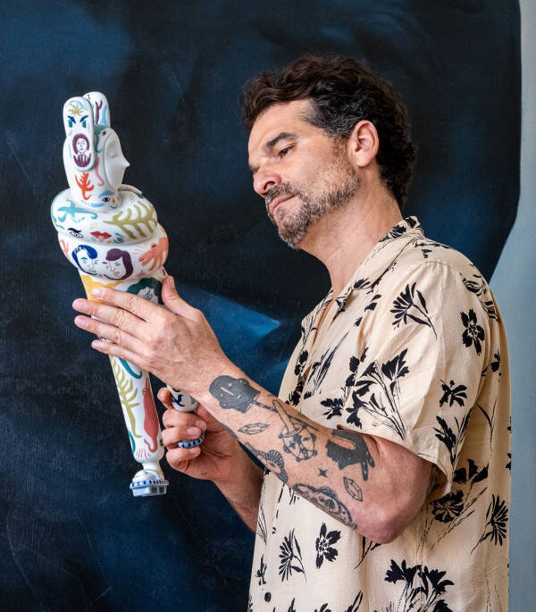 リヤドロとポルトローナ・フラウがコラボ、スペイン出身のデザイナー ハイメ・アジョンの新作「Embraced」が日本初お披露目