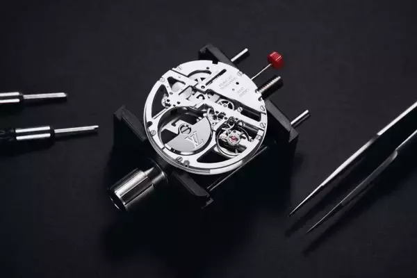 「フォンダシオン ルイ・ヴィトンの幻想的なフォルムを連想させるスケルトン・ムーブメントを搭載したルイ・ヴィトンの新作ウォッチ」の画像