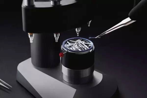 「フォンダシオン ルイ・ヴィトンの幻想的なフォルムを連想させるスケルトン・ムーブメントを搭載したルイ・ヴィトンの新作ウォッチ」の画像