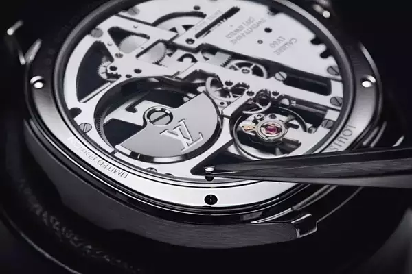 「フォンダシオン ルイ・ヴィトンの幻想的なフォルムを連想させるスケルトン・ムーブメントを搭載したルイ・ヴィトンの新作ウォッチ」の画像