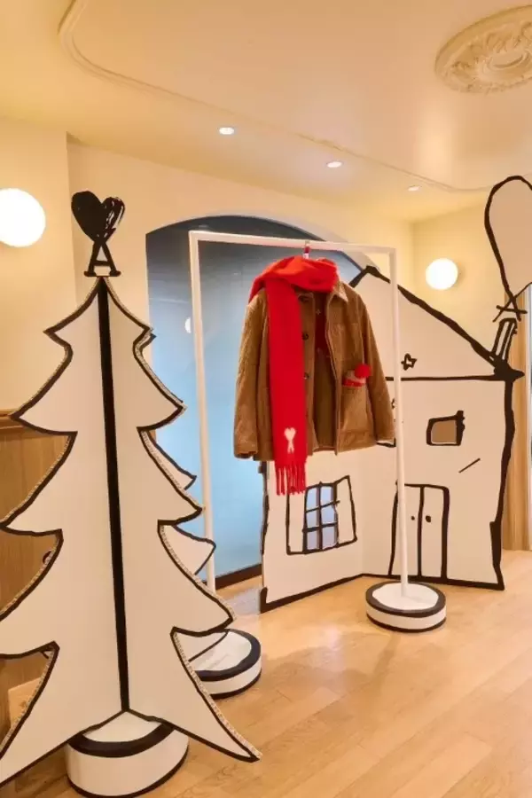 「Ami Parisが表参道に新たな“パリの空気”を紡ぐ一年間のポップアップ──「AMI PARIS POP-UP STORE AND LE CAFÉ AMI」始動」の画像