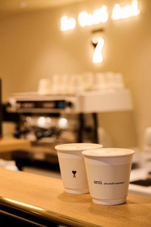 Ami Parisが表参道に新たな“パリの空気”を紡ぐ一年間のポップアップ──「AMI PARIS POP-UP STORE AND LE CAFÉ AMI」始動