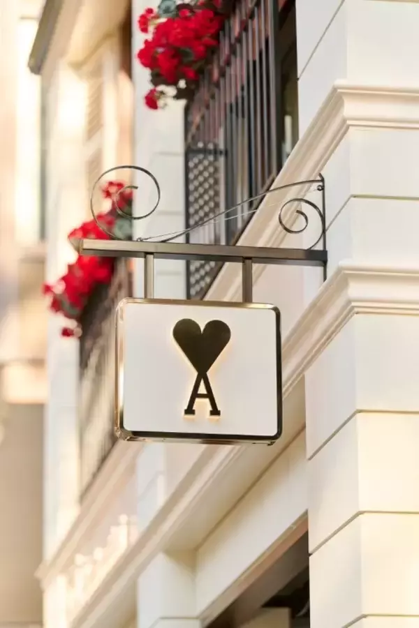 「Ami Parisが表参道に新たな“パリの空気”を紡ぐ一年間のポップアップ──「AMI PARIS POP-UP STORE AND LE CAFÉ AMI」始動」の画像