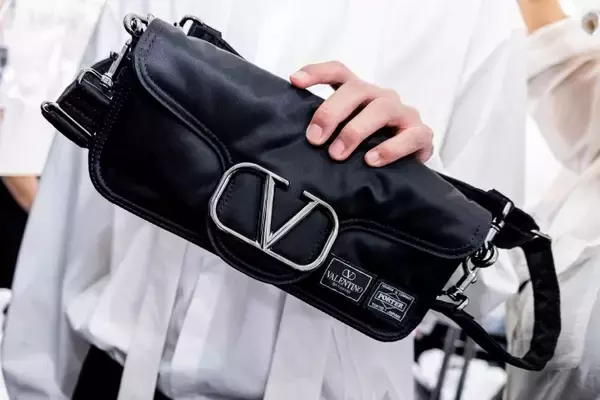 「ヴァレンティノとポーターがコラボした特別なカプセルコレクションが誕生」の画像