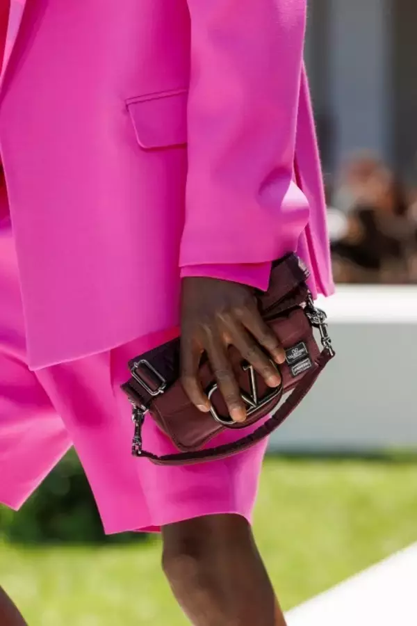 「ヴァレンティノとポーターがコラボした特別なカプセルコレクションが誕生」の画像