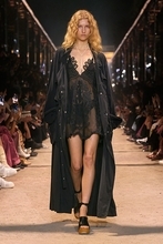 【ルック】イザベル マランが2024年春夏コレクション ショーを開催