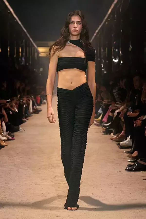 「【ルック】イザベル マランが2024年春夏コレクション ショーを開催」の画像