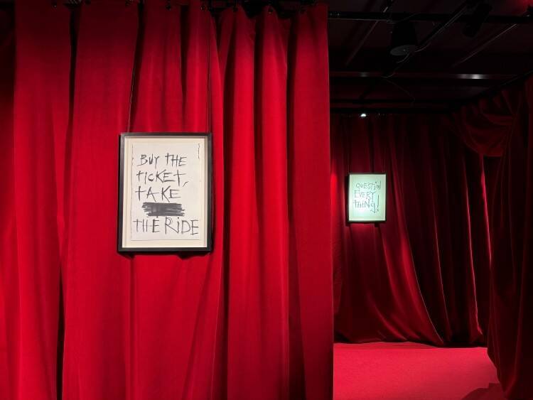 ジョニー・デップの創造的宇宙へ──没入型アート展「A Bunch of Stuff - Tokyo」が開幕。スタジオの記憶と100点超の作品が東京に集結