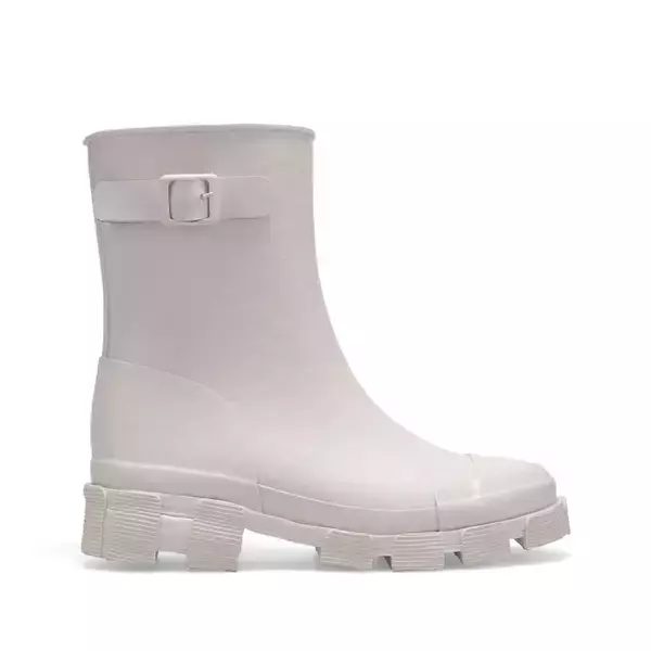 「天気の変わりやすいフェスに最適! アナ・スイ×アトモスの新作ラバーブーツが登場」の画像