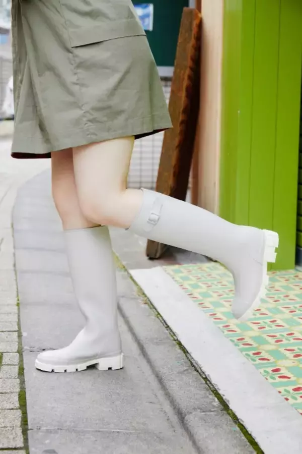 「天気の変わりやすいフェスに最適! アナ・スイ×アトモスの新作ラバーブーツが登場」の画像