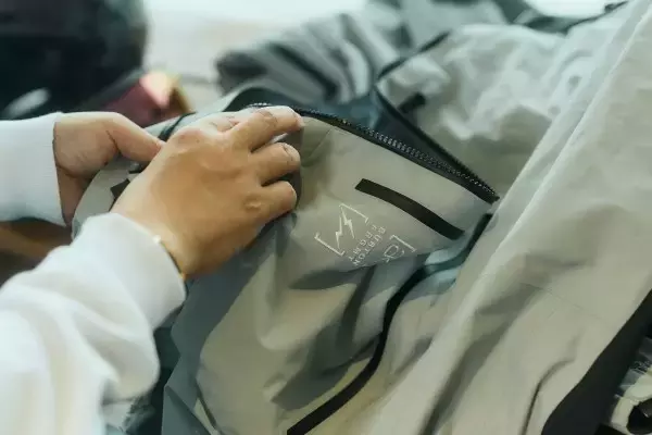 「雪山とストリートをつなぐ、藤原ヒロシの視点──Burton × FRAGMENT コレクション登場」の画像