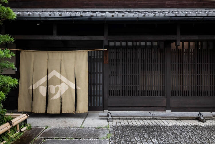 グッチが京都・西陣織の老舗 HOSOOとのコラボによるリミテッド エディションのハンドバッグを発表