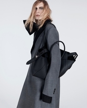 sacai、新たなアイコン「Lock Bag」を発売──ドアロックの構造から生まれた、変化するバッグ
