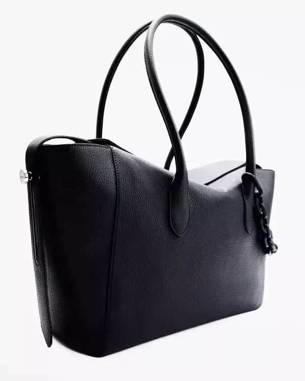 「sacai、新たなアイコン「Lock Bag」を発売──ドアロックの構造から生まれた、変化するバッグ」の画像