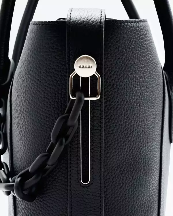 「sacai、新たなアイコン「Lock Bag」を発売──ドアロックの構造から生まれた、変化するバッグ」の画像